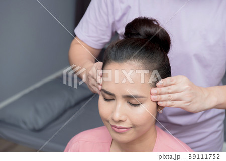 Spa and Thai massage, beautiful women relaxing 39111752