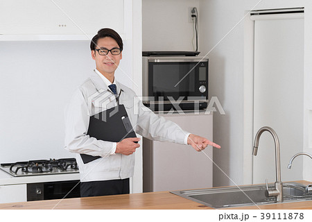 ビジネスイメージ（作業服） 39111878