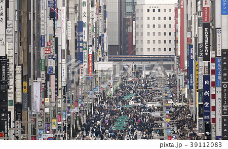 日本の東京都市景観 銀座の歩行者天国などを望むの写真素材 3911