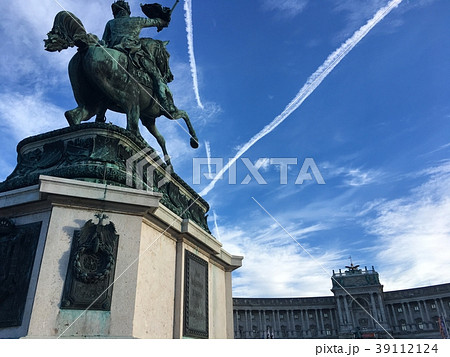 オーストリアのウィーンにある、カール大公騎馬像とノイエ・ブルグ 39112124