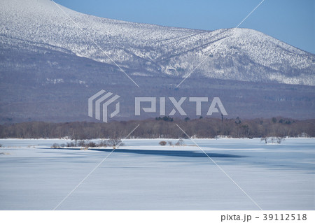 早春の快晴の青空をバックに北海道七飯町大沼公園の風景を撮影 早春の快晴の青空をバックに北海道七飯町大沼公園の風景を撮影 39112518