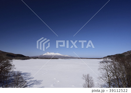 早春の快晴の青空をバックに北海道七飯町大沼公園の風景を撮影 早春の快晴の青空をバックに北海道七飯町大沼公園の風景を撮影 39112522