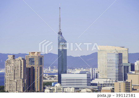 雲ひとつない青空と美しい福岡の街並み 39112581