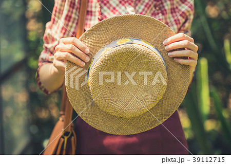 old fashion women holding rattan hat 39112715