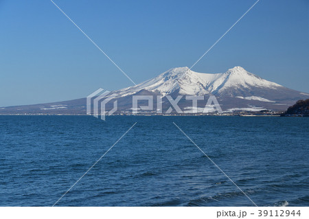 早春の快晴の青空をバックに北海道八雲町方面から駒ヶ岳の風景を撮影 39112944
