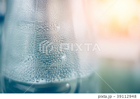 Water humid and condense transform to drops Water humid and condense transform to drops 39112948