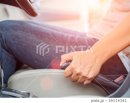 woman hand pulling the car handbrake  39114381