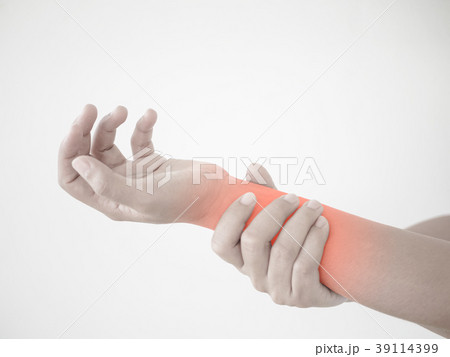 woman holding her wrist symptomatic Office Syndrom 39114399