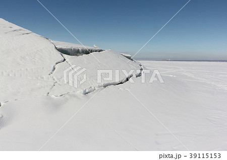 Ice breaking on the river in early spring 39115153
