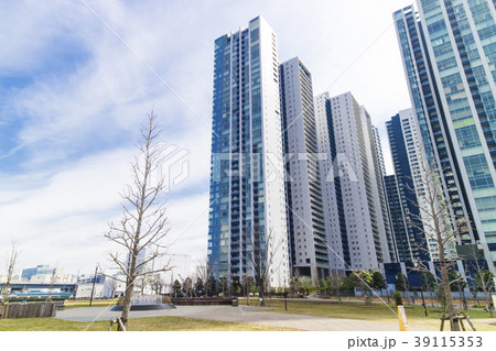 広いテラスのあるタワーマンションの写真素材 39115353 Pixta