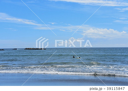 波を待つサーファー　茅ヶ崎海岸 39115847