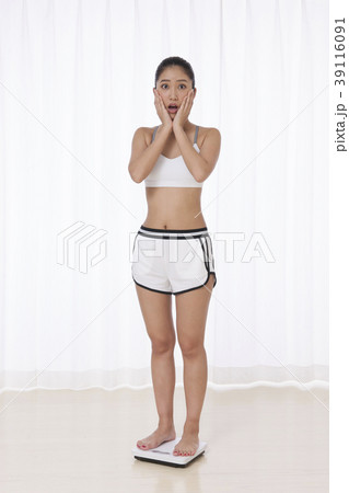 ダイエット中の若い女性 39116091