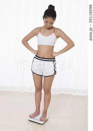 ダイエット中の若い女性 39116096