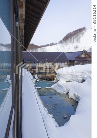 雪に埋もれる温泉旅館（縦） 39116214