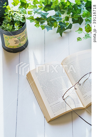 テラスで読書 テラスで読書 39116718