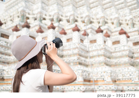 Female shooting photos at Wat Arun temple Female shooting photos at Wat Arun temple 39117775