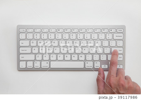 キーボードのenterキーを押す指 キーボードのenterキーを押す指 39117986