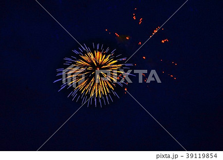 天然デザイン花火の背景素材 赤い牡丹花火と芯入り青色菊花火打上げ花火 横位置の写真素材