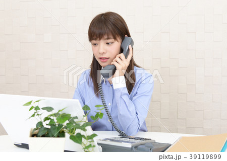 通話中のビジネスウーマン 通話中のビジネスウーマン 39119899