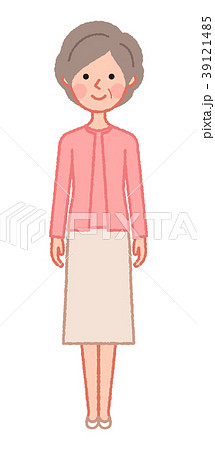 正面を向いたシニア女性 39121485