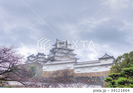 雨の姫路城hdrの写真素材