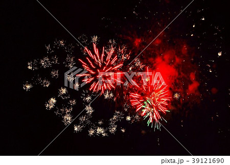 天然デザイン花火の背景素材・赤煙をまとう菊花火と千輪菊の打上げ花火・横位置 39121690