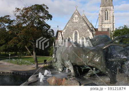 View of famous Gefion Fountain (Gefionspringvandet View of famous Gefion Fountain (Gefionspringvandet 39121874