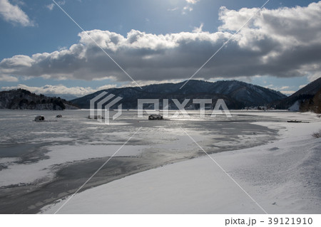 ワカサギ釣の船と冬の桧原湖・会津（福島県） 39121910