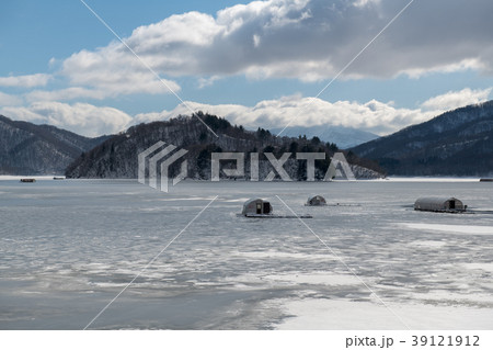 ワカサギ釣の船と冬の桧原湖・会津(福島県) ワカサギ釣の船と冬の桧原湖・会津(福島県) 39121912
