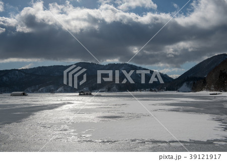 ワカサギ釣の船と冬の桧原湖・会津(福島県) ワカサギ釣の船と冬の桧原湖・会津(福島県) 39121917