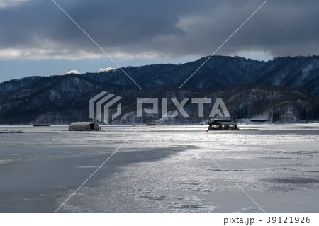 ワカサギ釣の船と桧原湖の冬景色・会津（福島県） 39121926