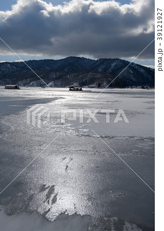 ワカサギ釣の船と桧原湖の冬景色・会津(福島県) ワカサギ釣の船と桧原湖の冬景色・会津(福島県) 39121927
