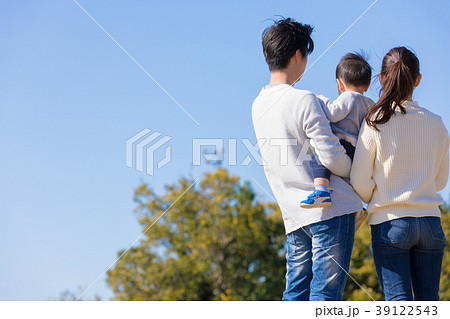 日本人の親子 後ろ姿 の写真素材