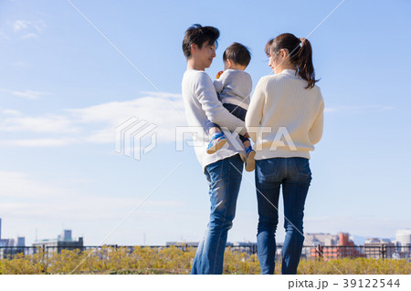 日本人の親子 後ろ姿 の写真素材