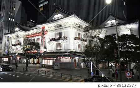 日本の東京都市景観　歌舞伎座の夜景 39122577