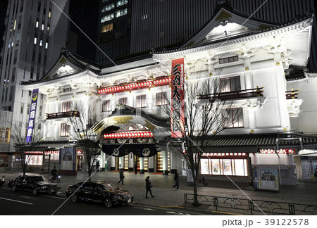 日本の東京都市景観　歌舞伎座の夜景 39122578