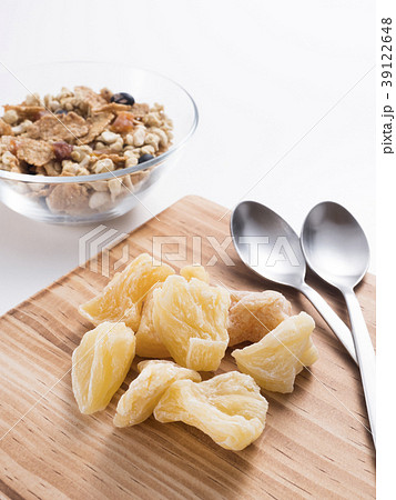 ドライパイナップルとグラノーラ ドライパイナップルとグラノーラ 39122648