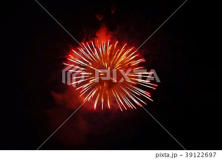 天然デザイン花火の背景素材・赤煙をまとう白い菊花火の打上げ花火・横位置 天然デザイン花火の背景素材・赤煙をまとう白い菊花火の打上げ花火・横位置 39122697