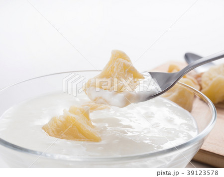ドライパイナップルとヨーグルト 39123578