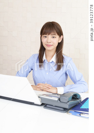 微笑むビジネスウーマン 39123778