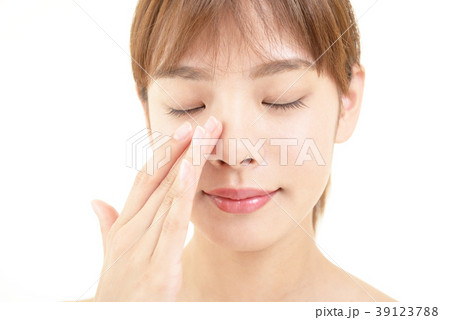 スキンケアをする女性 39123788