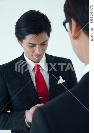 ビジネスマン 名刺交換 ビジネスマン 名刺交換 39124070