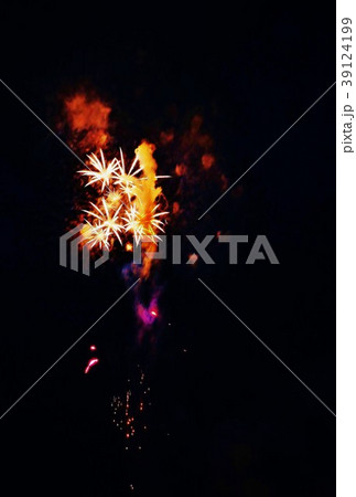 天然デザイン花火の背景素材 弾けるいくつかの椰子花火の打上げ花火 縦位置の写真素材