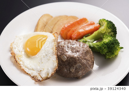 ハンバーグステーキ 目玉焼き ハンバーグステーキ 目玉焼き 39124340