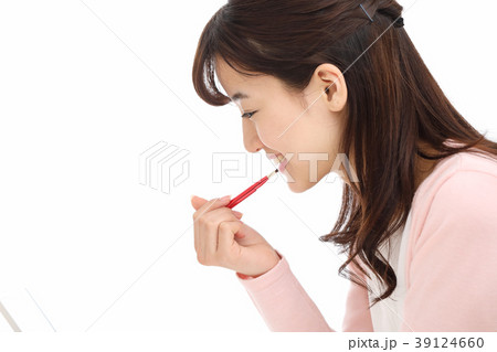 口紅を塗る女の子の写真素材