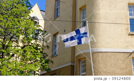 ヘルシンキの街並みと国旗 39124800
