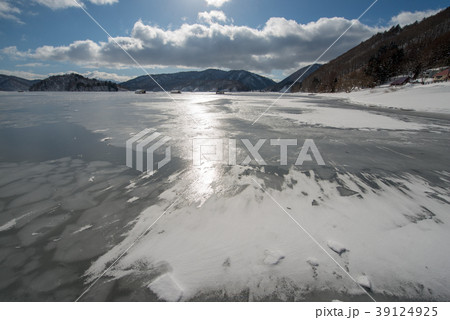 冬の桧原湖とワカサギ釣の船・会津(福島県) 冬の桧原湖とワカサギ釣の船・会津(福島県) 39124925