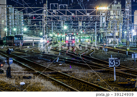 夜にテールライトをつけて休む207系と都会の電車車庫 夜にテールライトをつけて休む207系と都会の電車車庫 39124939