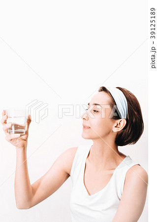 冷たい水を飲む女性 冷たい水を飲む女性 39125189