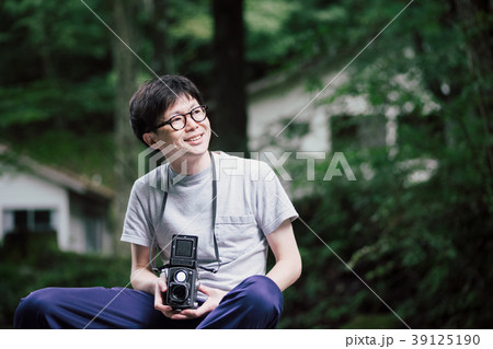 キャンプ場で二眼レフカメラを構える男性 キャンプ場で二眼レフカメラを構える男性 39125190